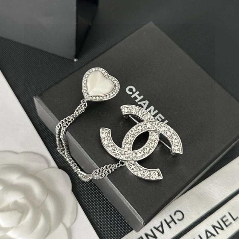 Sleek Chanel Brooches 232461
