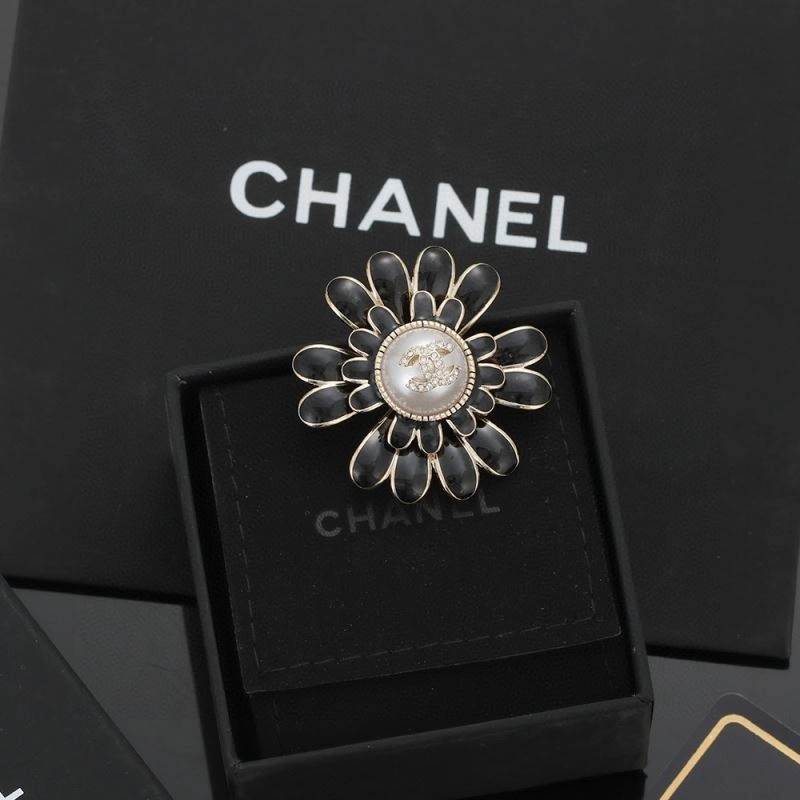 RelaxedFit Chanel Brooches 232470