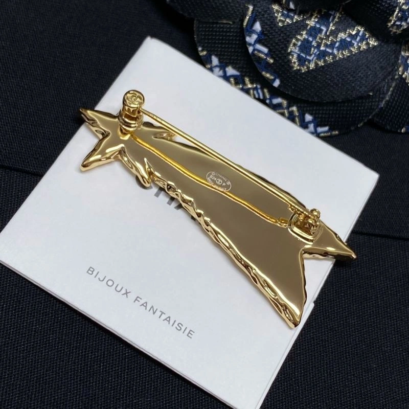 Trendsetting Chanel Brooches 232339