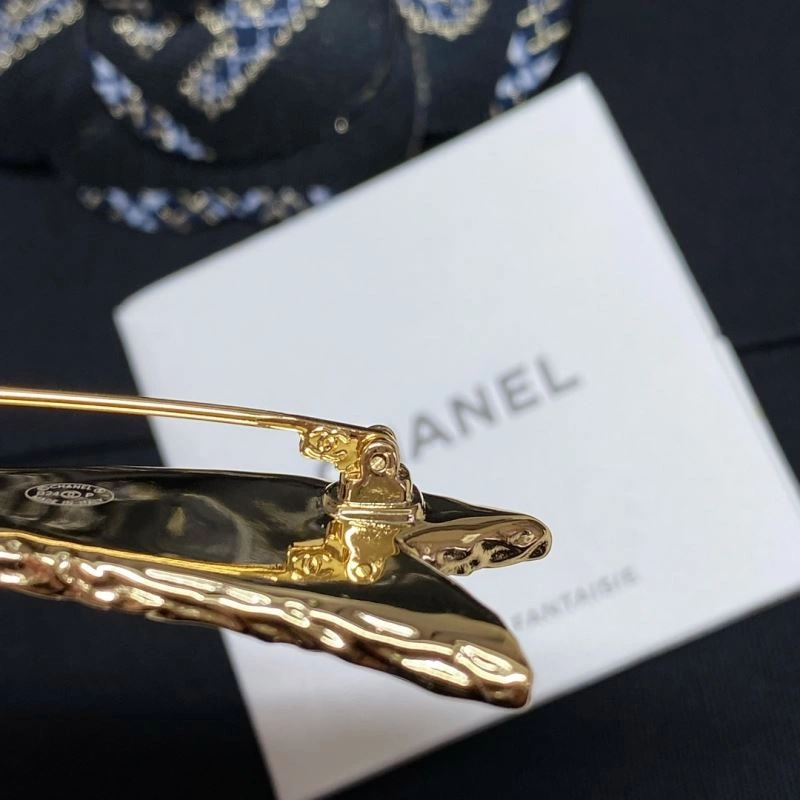 Trendsetting Chanel Brooches 232339