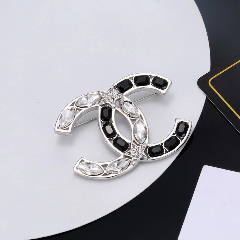 Snug Chanel Brooches 232340
