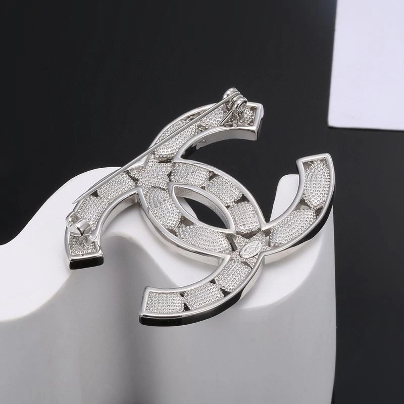 Snug Chanel Brooches 232340