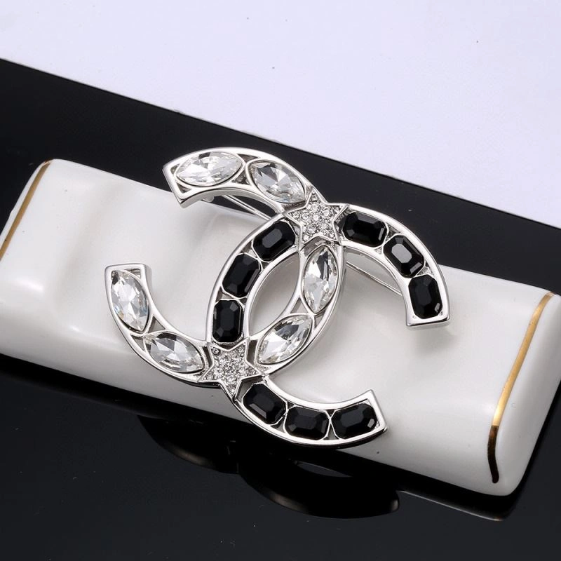 Snug Chanel Brooches 232340