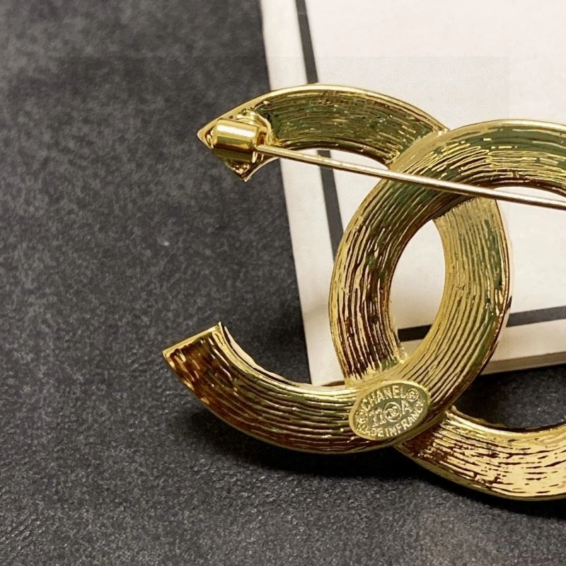 FashionForward Chanel Brooches 232397