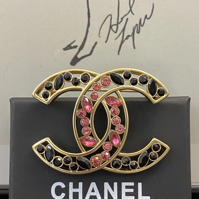 Comfortable Chanel Brooches 232320