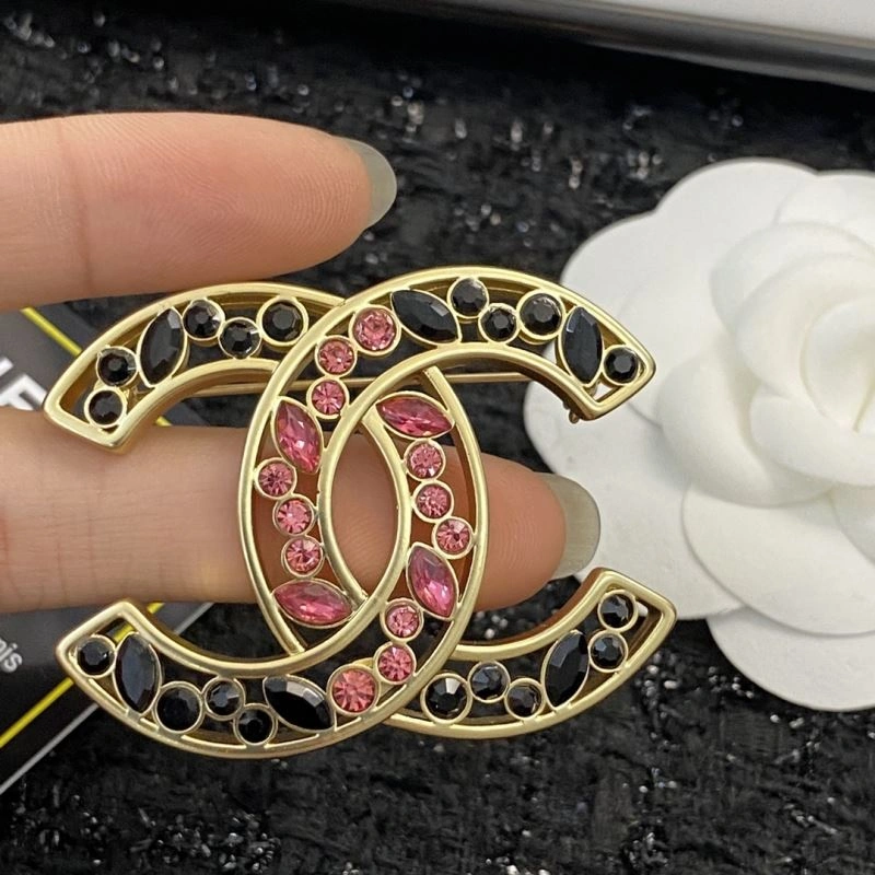 Comfortable Chanel Brooches 232320