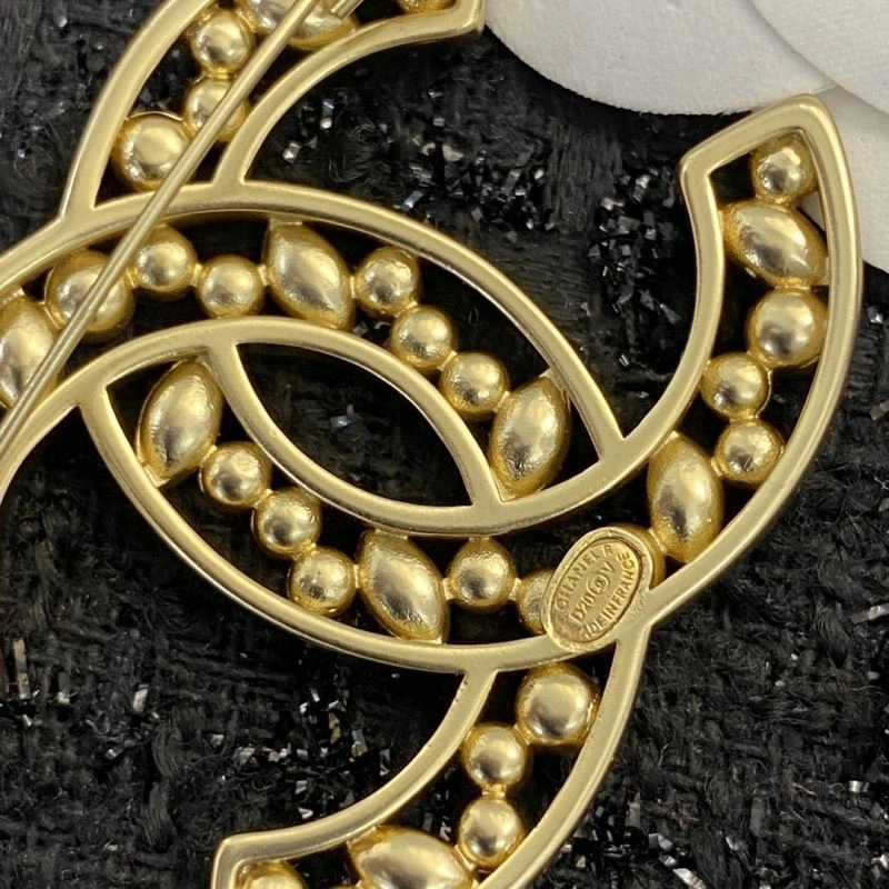 Comfortable Chanel Brooches 232320