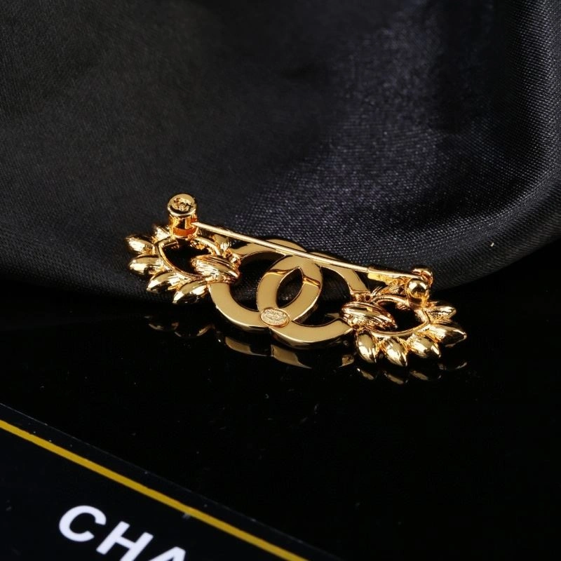 Neat Chanel Brooches 231928