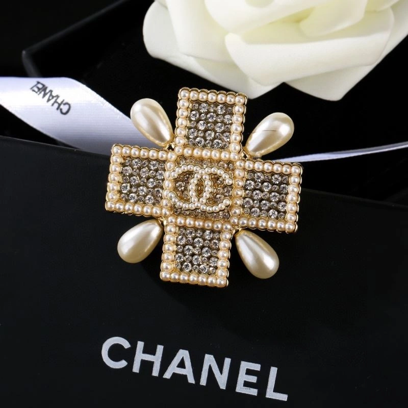 Compact Chanel Brooches 231922