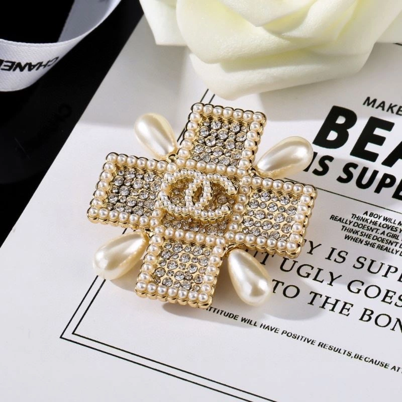 Compact Chanel Brooches 231922
