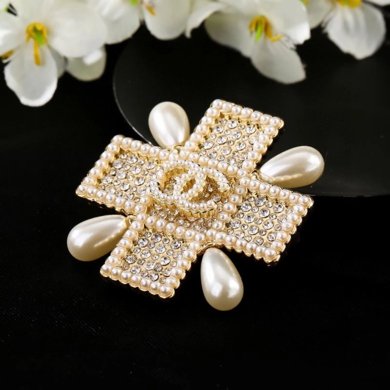 Compact Chanel Brooches 231922