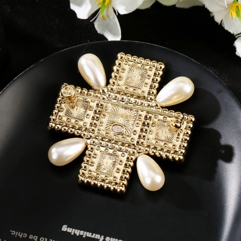 Compact Chanel Brooches 231922