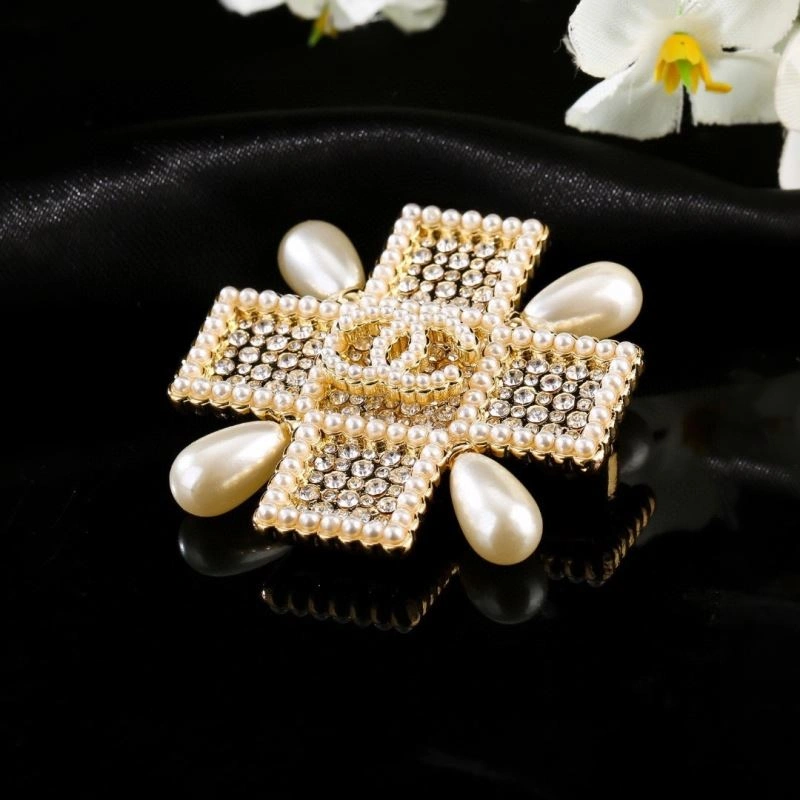 Compact Chanel Brooches 231922