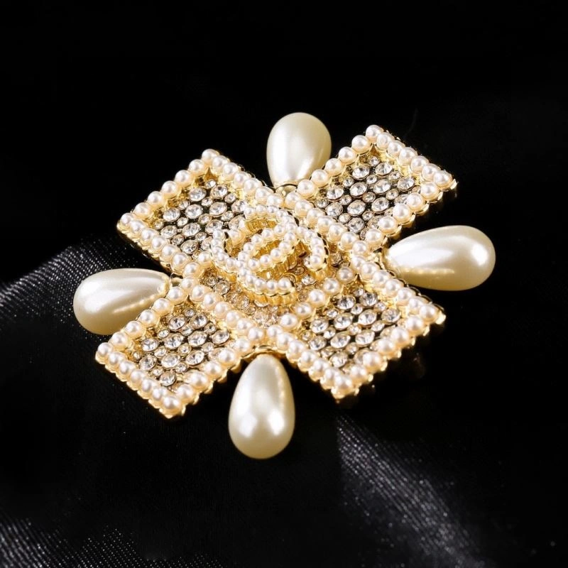 Compact Chanel Brooches 231922