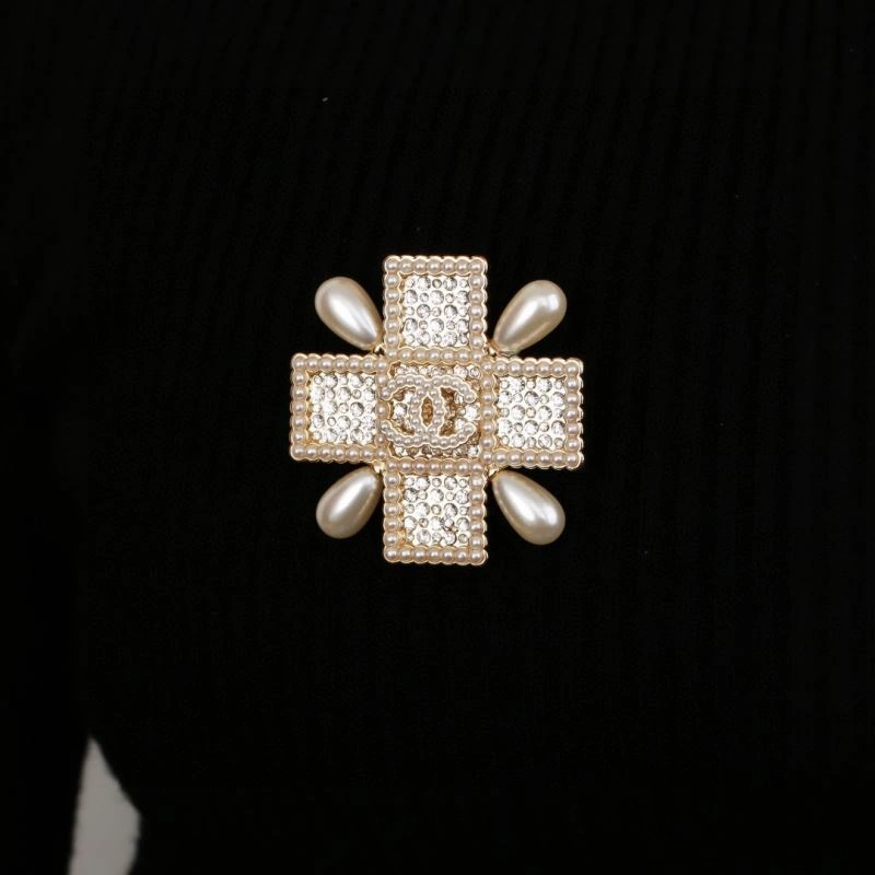 Compact Chanel Brooches 231922