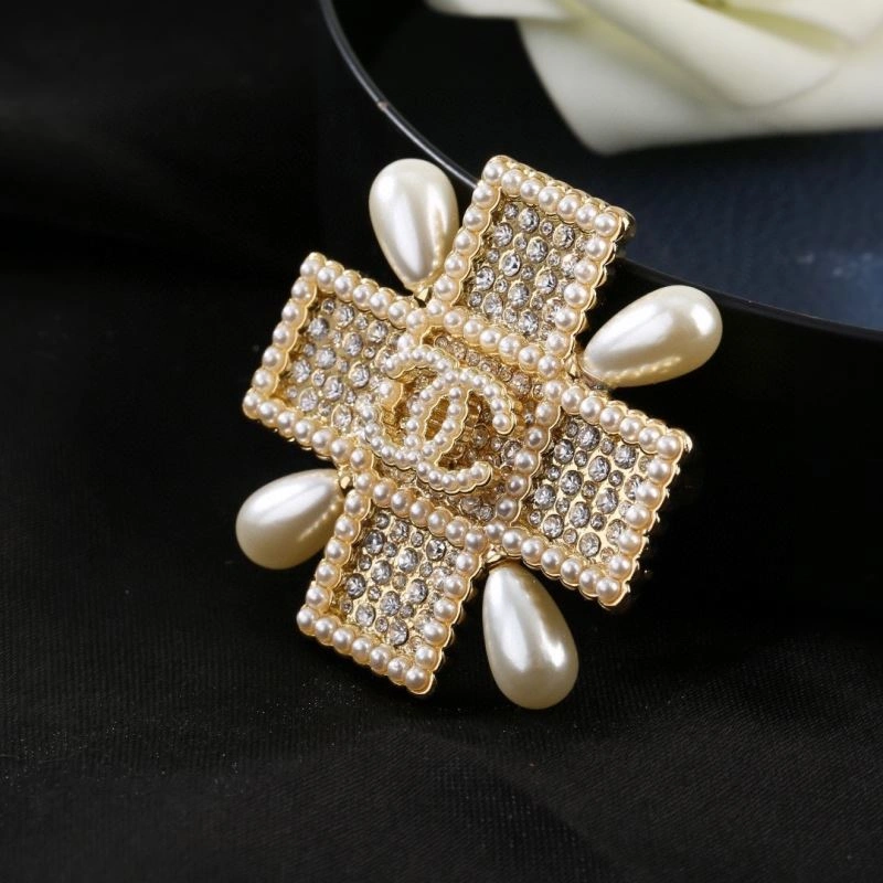 Compact Chanel Brooches 231922