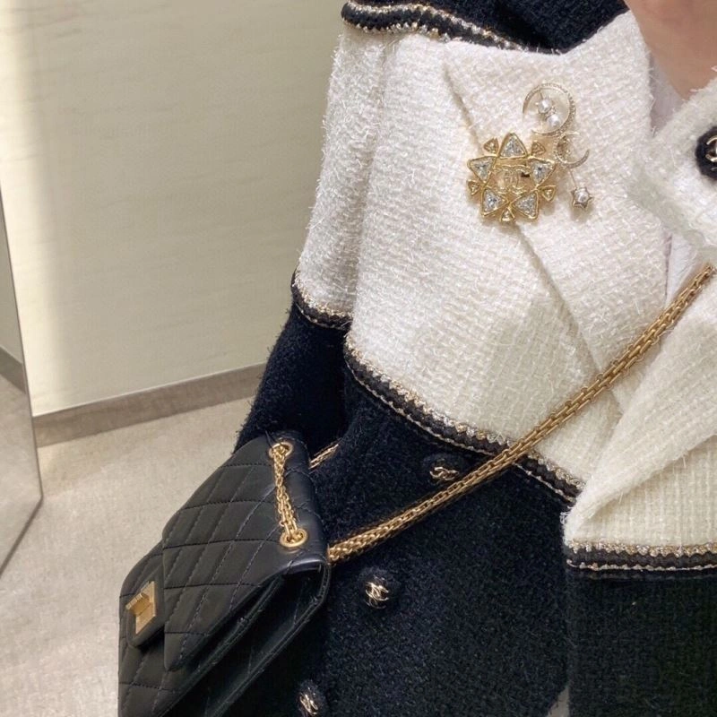 Affordable Chanel Brooches 231920
