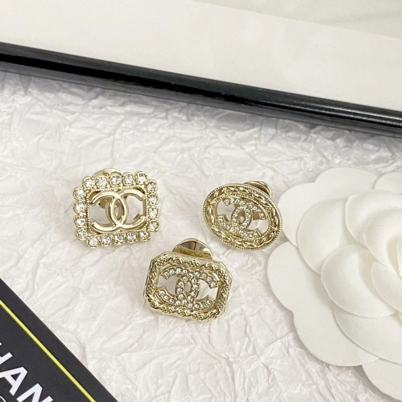 Effortless Chanel Brooches 232030
