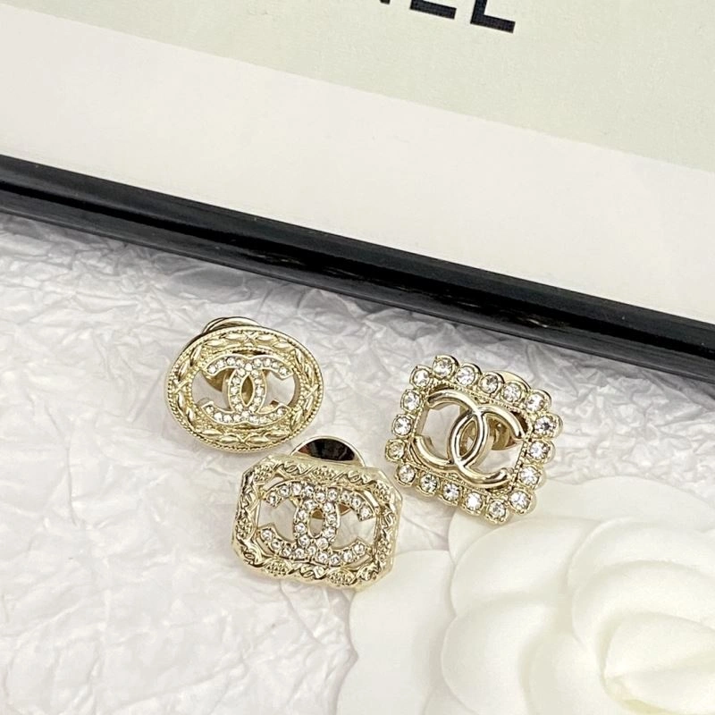 Effortless Chanel Brooches 232030