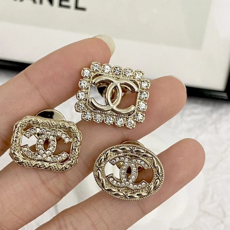 Effortless Chanel Brooches 232030