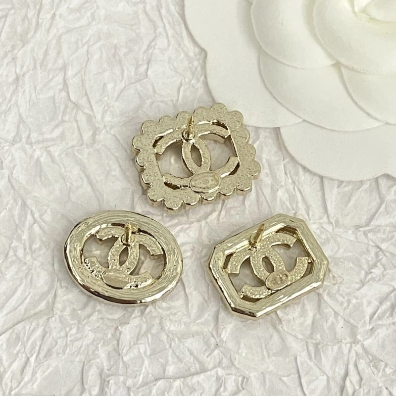 Effortless Chanel Brooches 232030