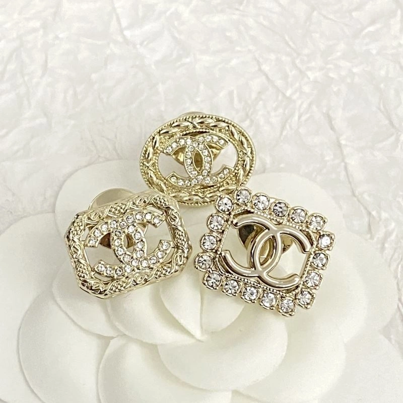 Effortless Chanel Brooches 232030