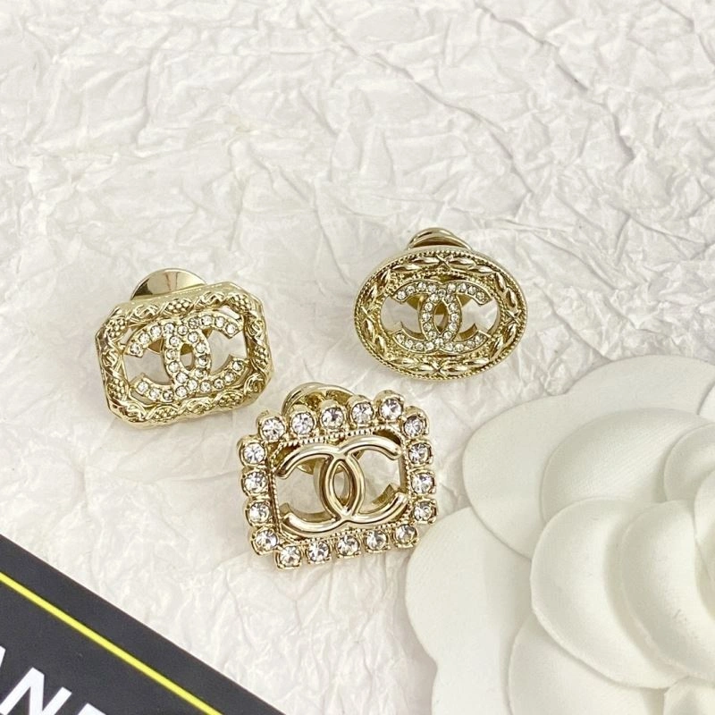 Effortless Chanel Brooches 232030