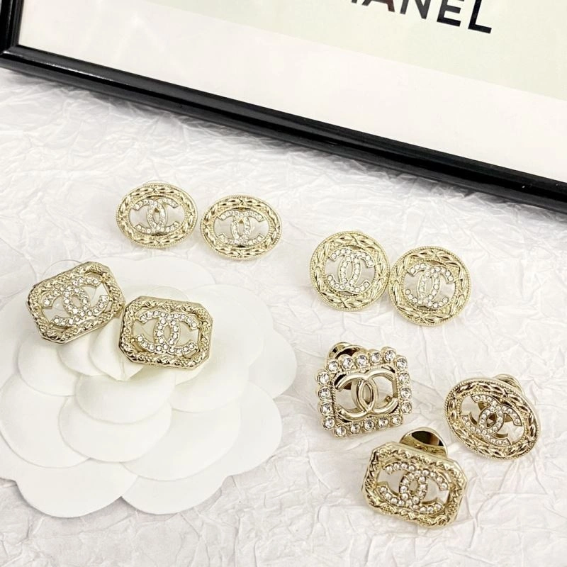 Effortless Chanel Brooches 232030