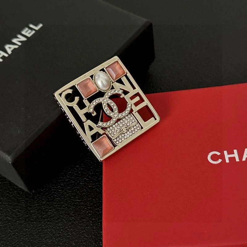 UrbanChic Chanel Brooches 231952