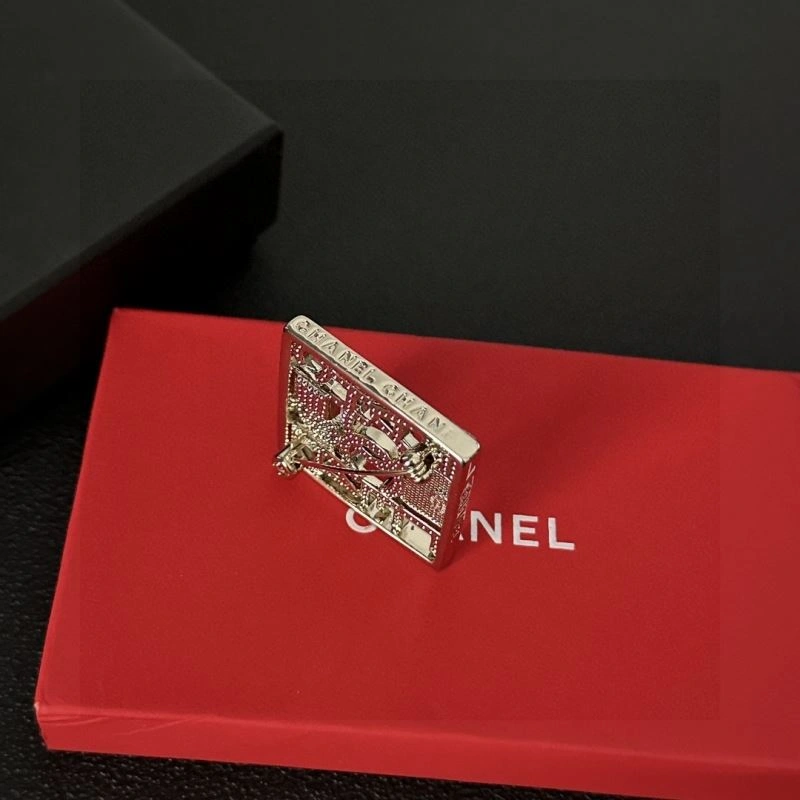UrbanChic Chanel Brooches 231952