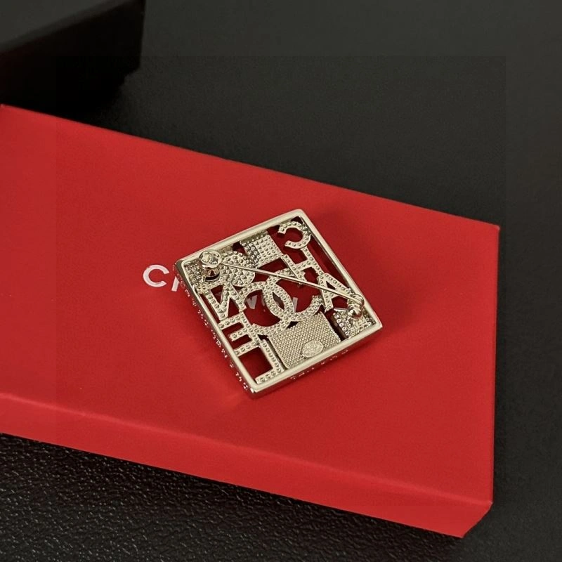 UrbanChic Chanel Brooches 231952