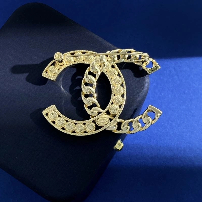 Supportive Chanel Brooches 231893