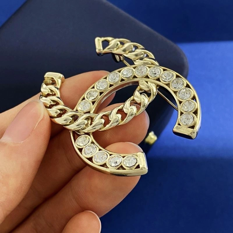 Supportive Chanel Brooches 231893