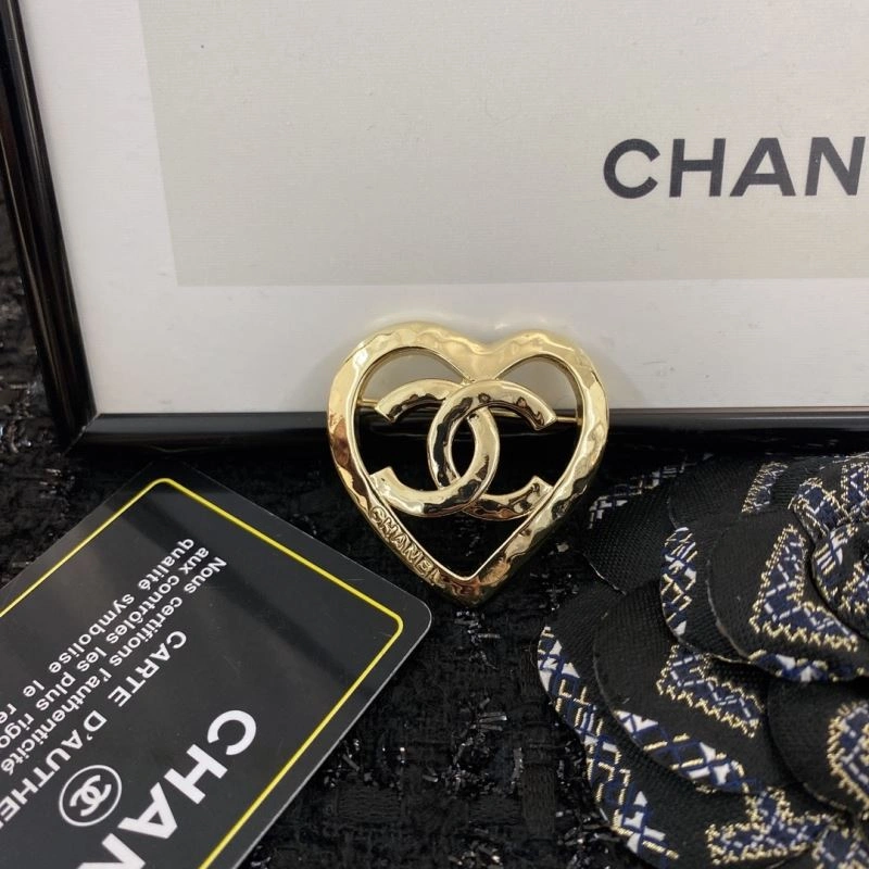 Minimalist Chanel Brooches 232018