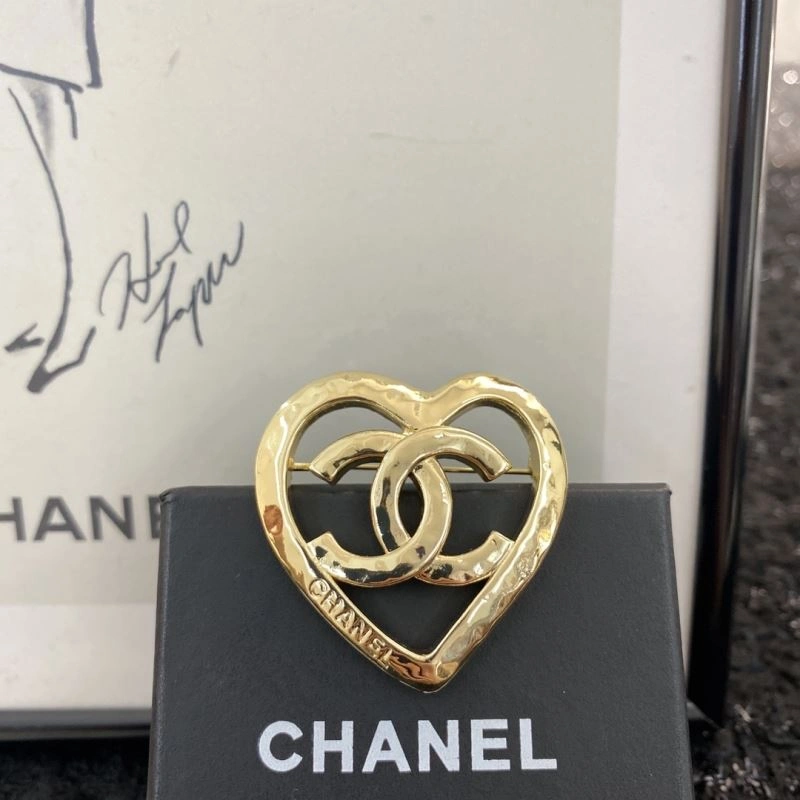 Minimalist Chanel Brooches 232018