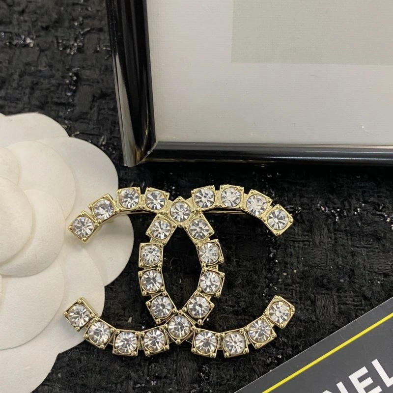 Supportive Chanel Brooches 231925