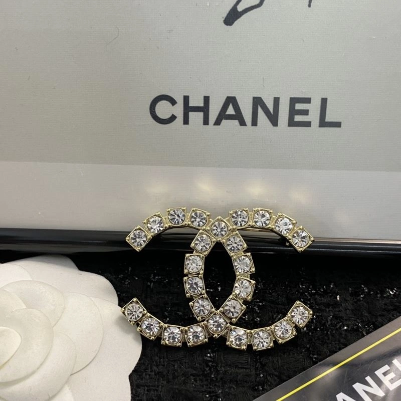 Supportive Chanel Brooches 231925