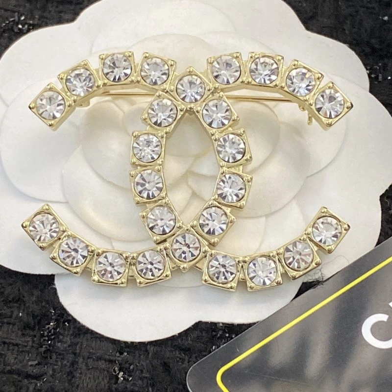 Supportive Chanel Brooches 231925