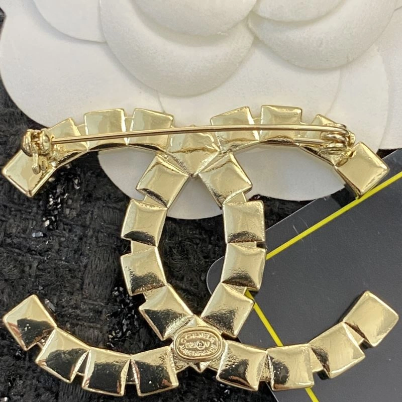 Supportive Chanel Brooches 231925
