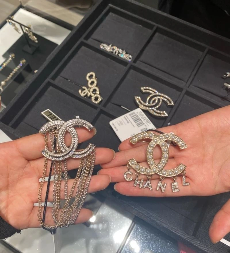 Casual Chanel Brooches 231897