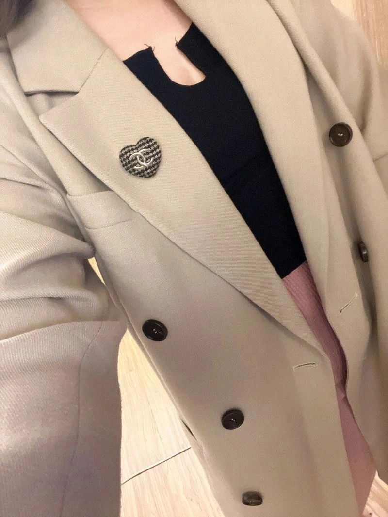 Chanel Brooches Affordable 231891