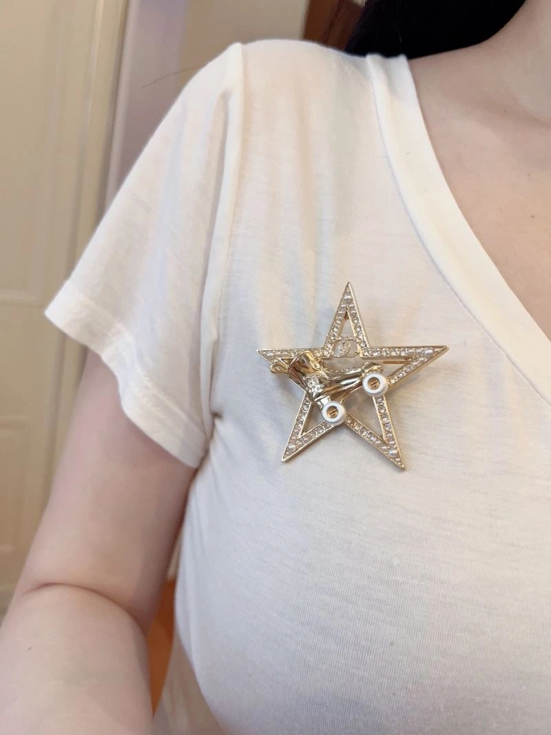Sophisticated Chanel Brooches 231856