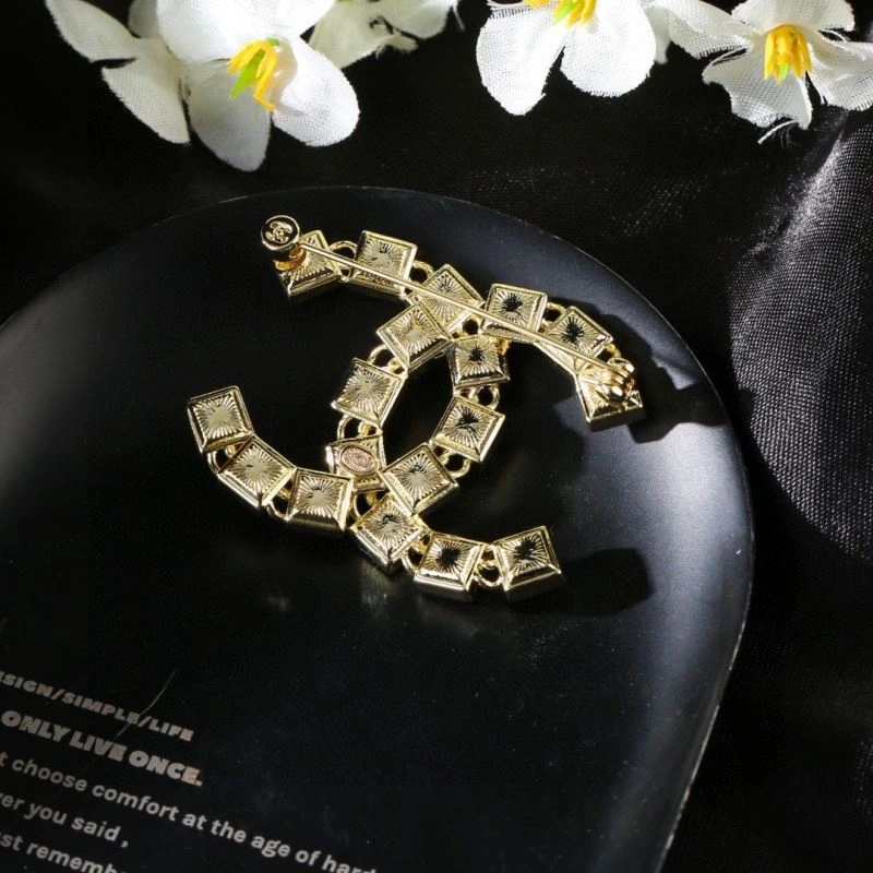 Chanel Brooches Affordable 230287