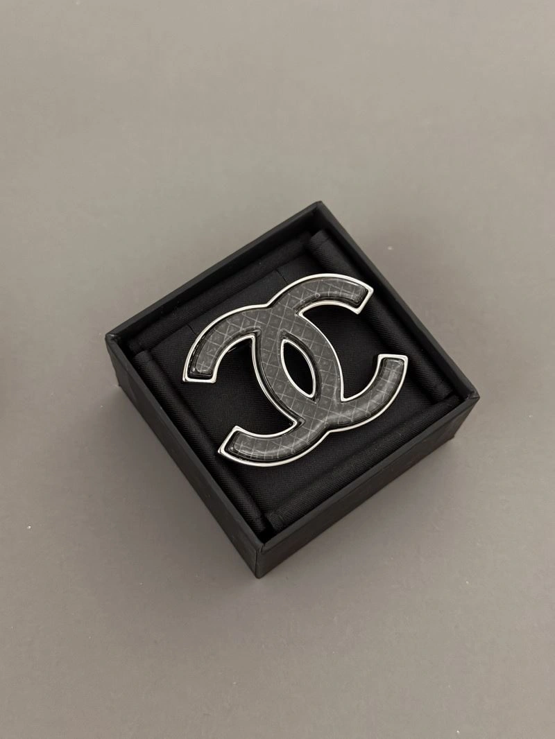 Minimalist Chanel Brooches 230284