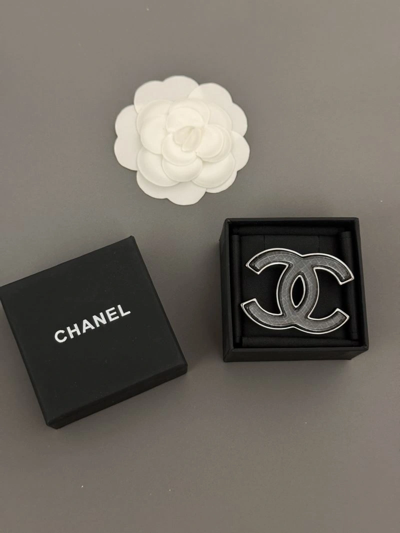 Minimalist Chanel Brooches 230284