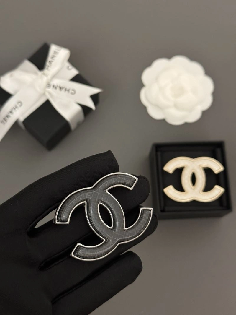Minimalist Chanel Brooches 230284
