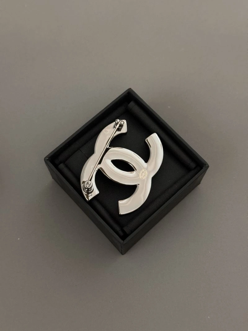 Minimalist Chanel Brooches 230284