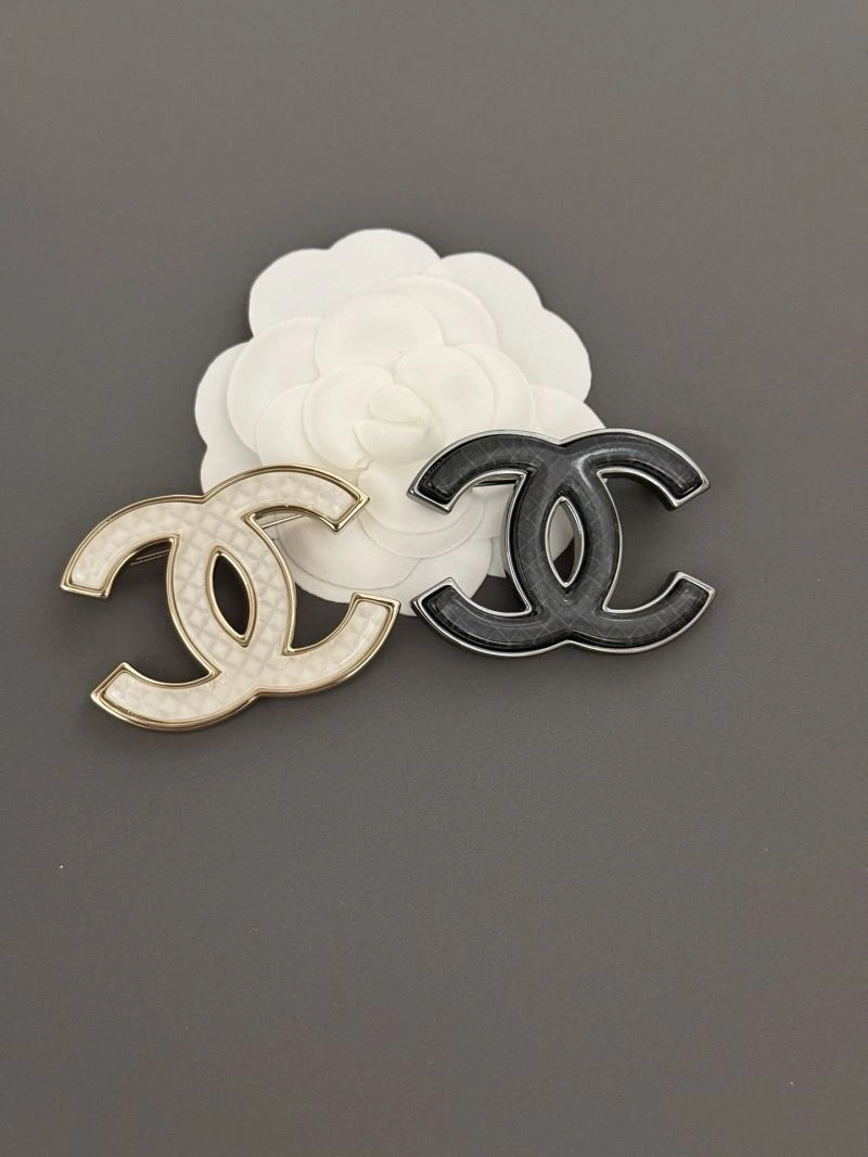 Minimalist Chanel Brooches 230284