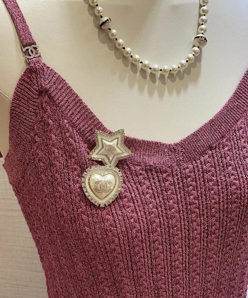Refined Chanel Brooches 230267