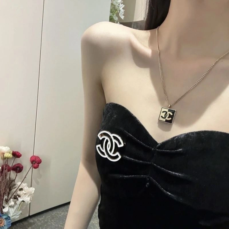 Chanel Brooches Casual 230271